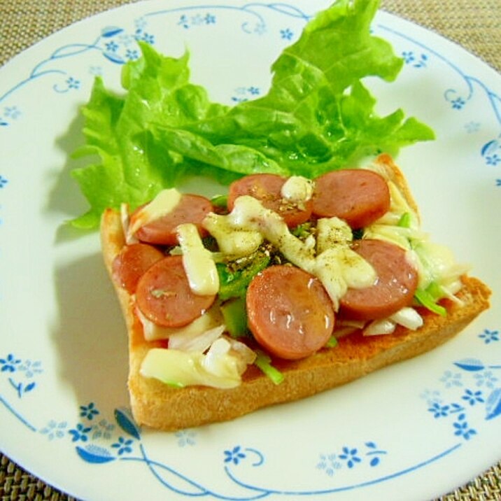 フランクフルトと野菜と雑穀のピザ風チーズトースト♪